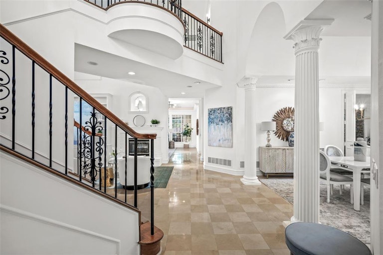 Photo 6 of 35 - 13703 Creekside Pl, Dallas, TX 75240