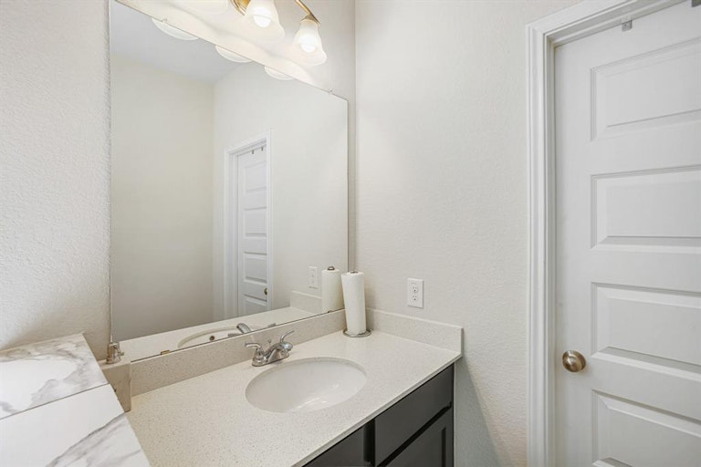 Photo 22 of 31 - 227 Murrieta Ln, Rosharon, TX 77583