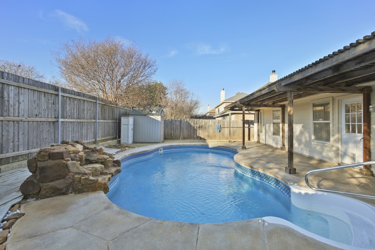 Photo 5 of 29 - 1145 Victoria Dr, Saginaw, TX 76131