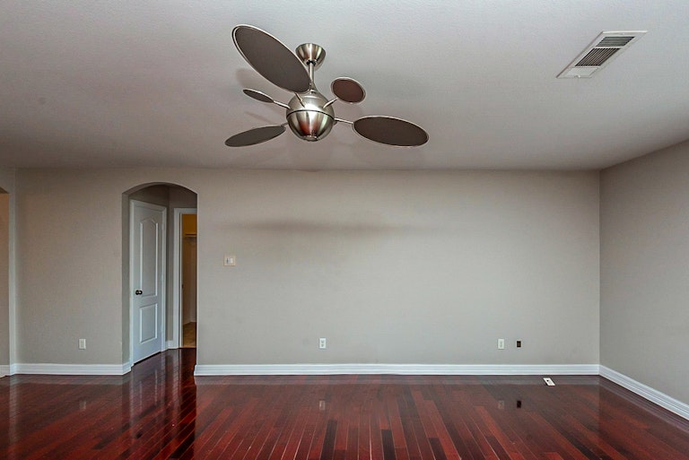 Photo 9 of 20 - 317 Oxford St, Burleson, TX 76028