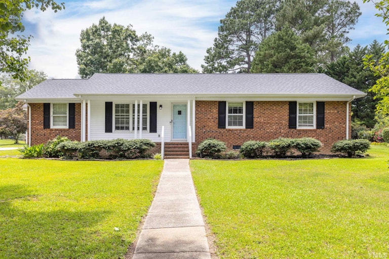 Photo 1 of 31 - 601 Wedgewood Ave, Zebulon, NC 27597
