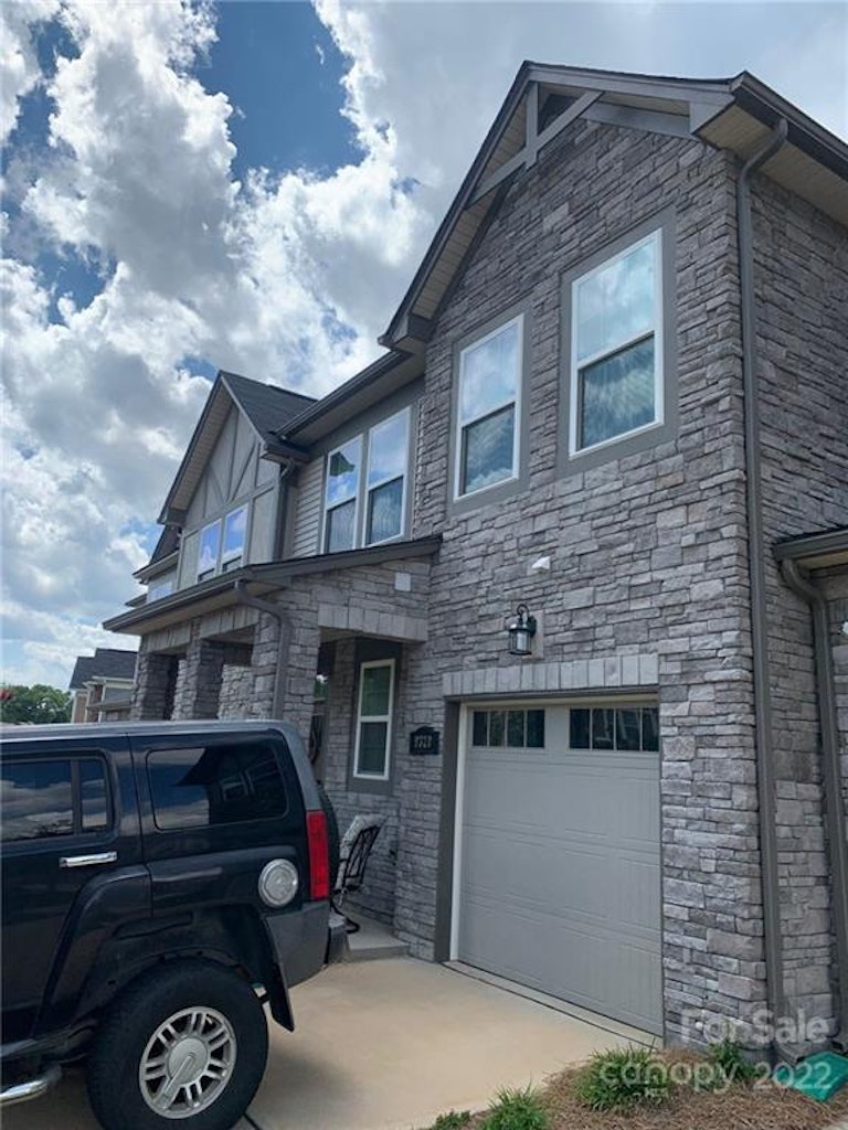 Photo 1 of 11 - 9320 Glenburn Ln, Charlotte, NC 28278
