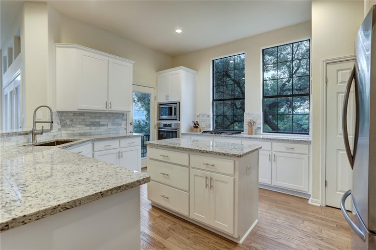 Photo 13 of 40 - 6301 Mountainclimb Dr, Austin, TX 78731