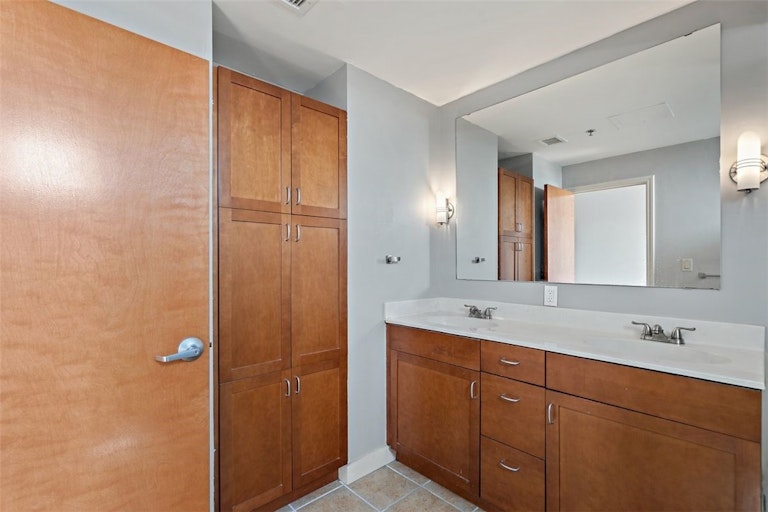Photo 16 of 32 - 711 W 26th St #701, Austin, TX 78705