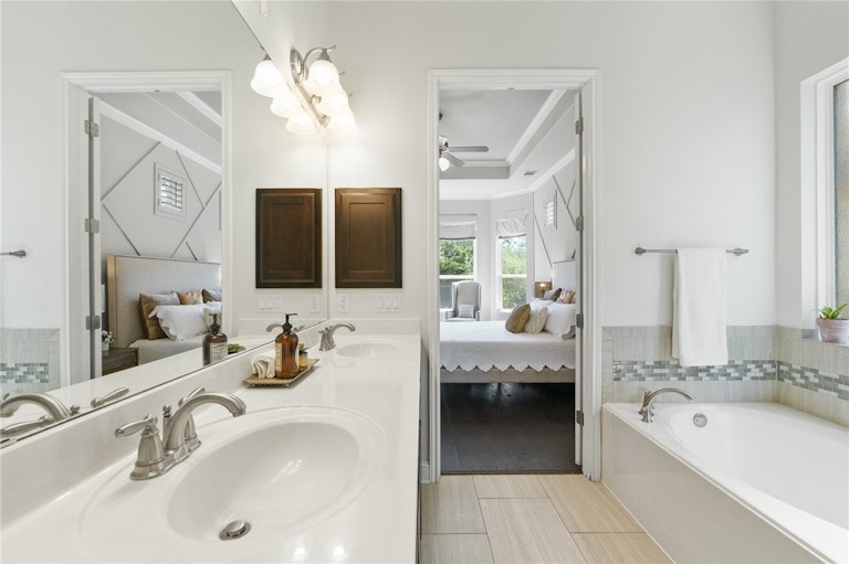 Photo 21 of 40 - 7005 Estana Ln, Austin, TX 78739