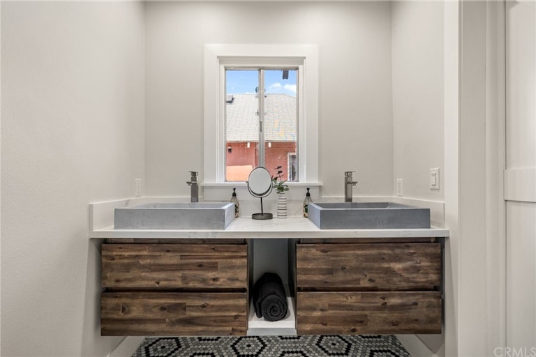 Photo 15 of 25 - 3321 W 27th St, Los Angeles, CA 90018