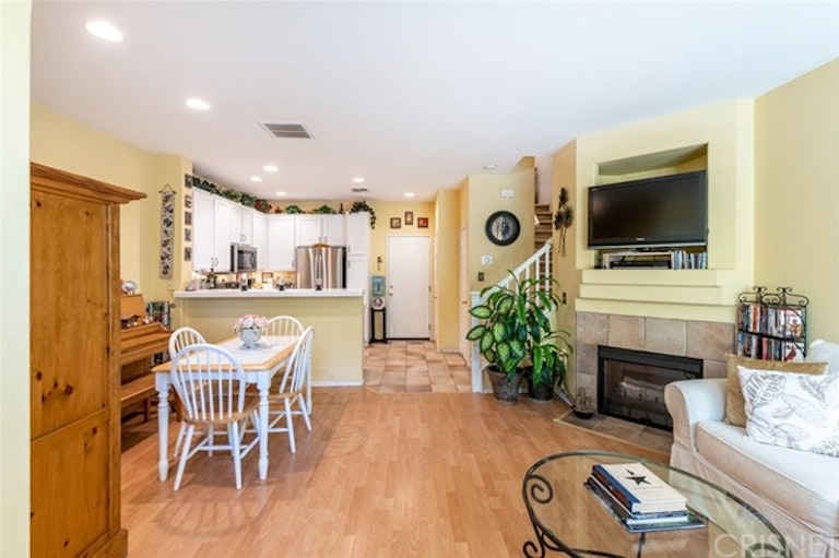 Photo 14 of 37 - 25773 Perlman Pl Unit F, Stevenson Ranch, CA 91381