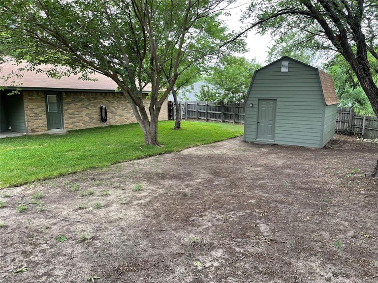 Photo 38 of 40 - 208 Guinevere Dr, Weatherford, TX 76086