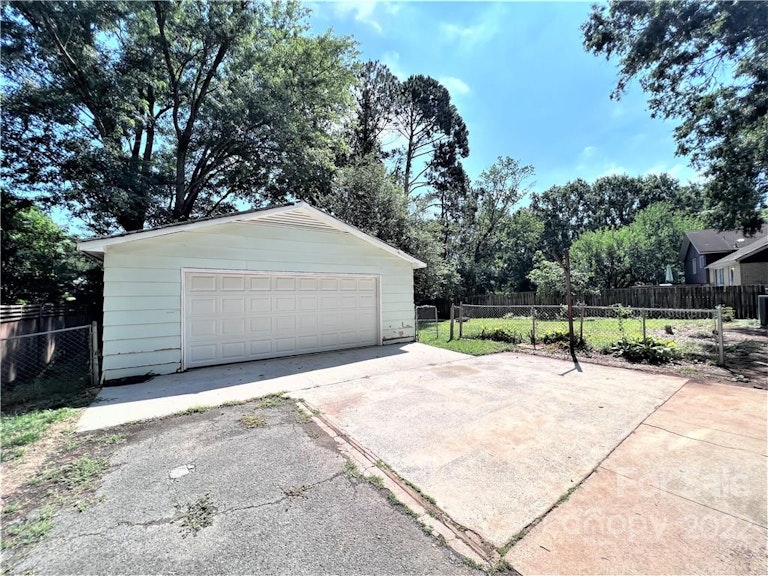 Photo 31 of 33 - 7427 Meadowdale Ln, Charlotte, NC 28212