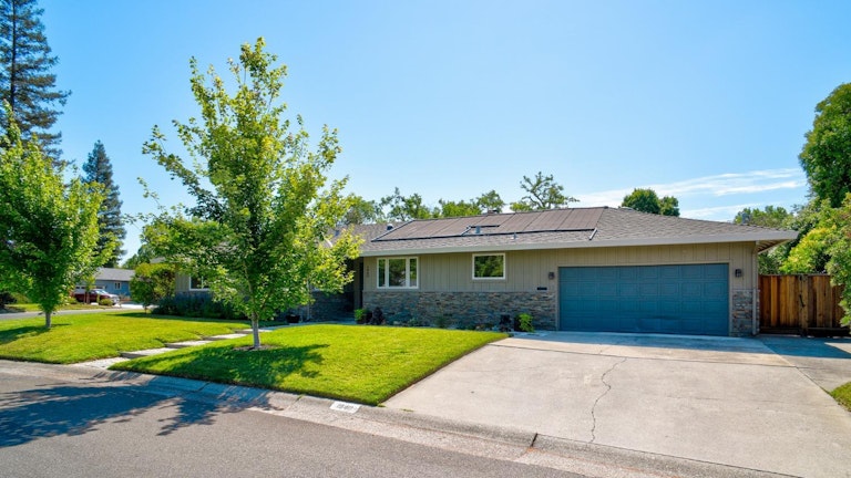 Photo 5 of 68 - 1940 Rolling Hills Rd, Sacramento, CA 95864