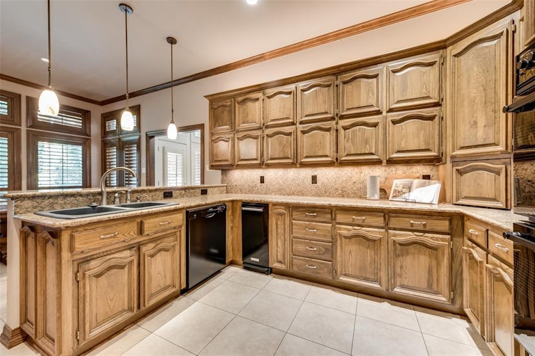 Photo 14 of 37 - 1605 Mariah Bay Cir, Rockwall, TX 75032