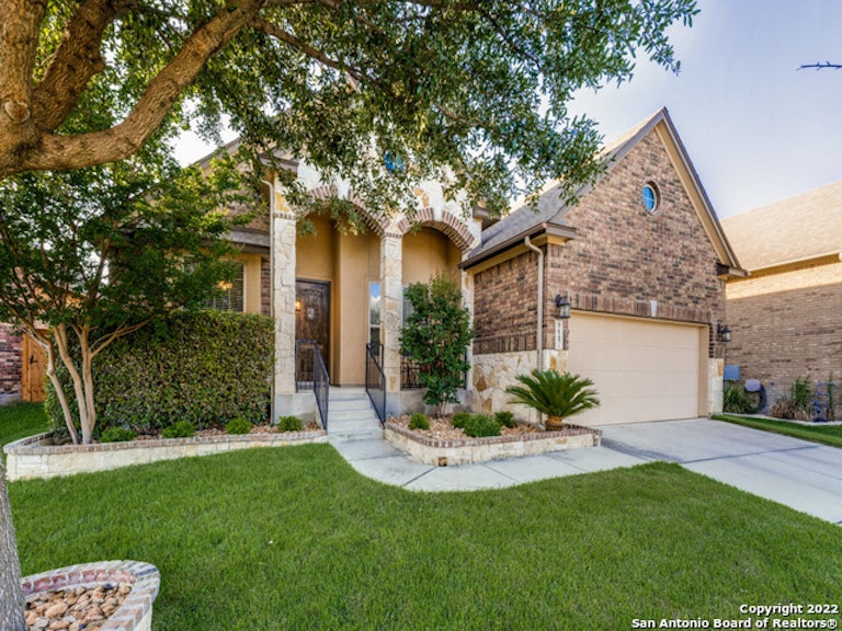 Photo 2 of 36 - 9647 Calmont Way, San Antonio, TX 78251