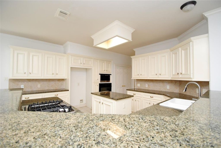 Photo 12 of 41 - 3118 Canyon Oak Ct, Houston, TX 77068
