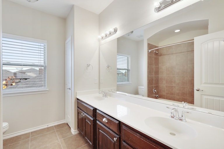 Photo 13 of 27 - 10405 Boxthorn Ct, Fort Worth, TX 76177