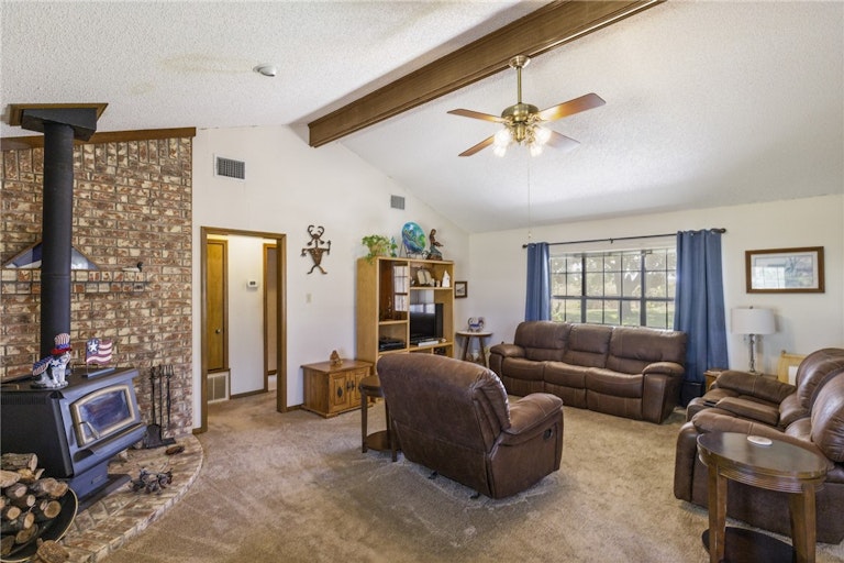 Photo 21 of 40 - 13905 Klaus Ln, Elgin, TX 78621