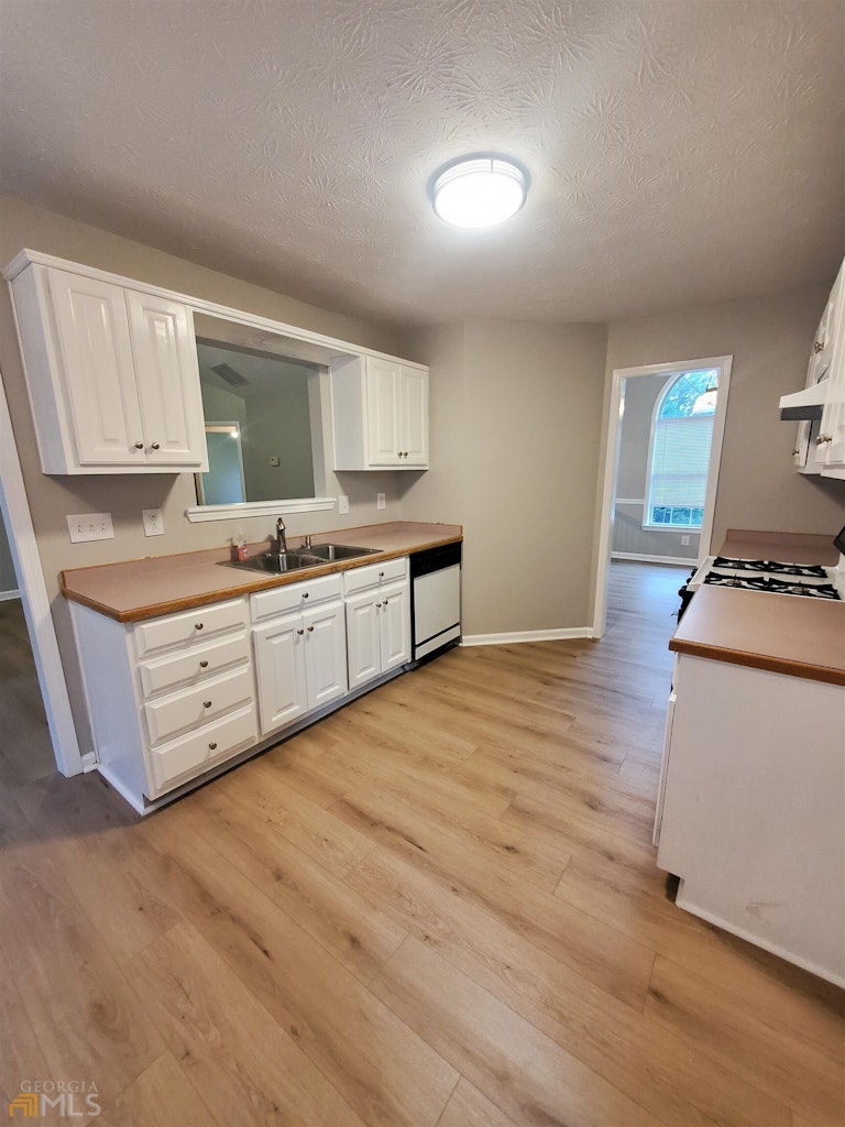 Photo 6 of 22 - 29 Pecan Lake Ct, Sharpsburg, GA 30277