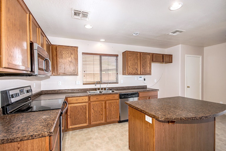 Photo 8 of 21 - 7321 S 252nd Ln, Buckeye, AZ 85326