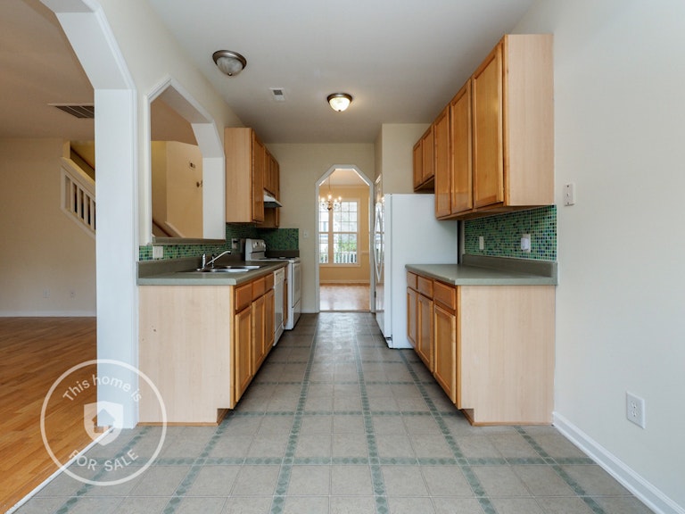 Photo 4 of 26 - 8108 Rolling Glenn Dr, Raleigh, NC 27616