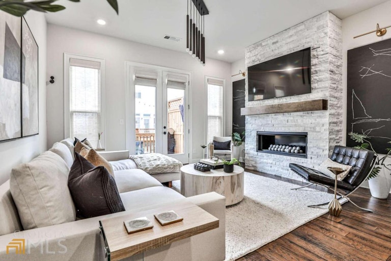 Photo 6 of 42 - 4213 Deming Cir, Atlanta, GA 30342