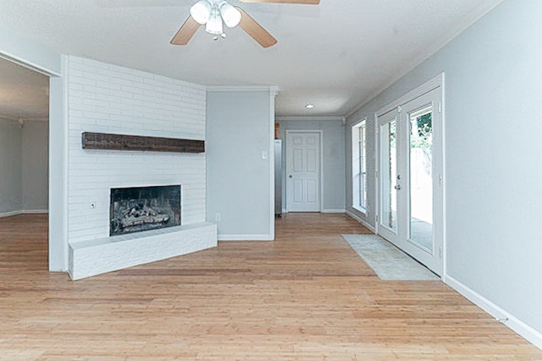 Photo 5 of 25 - 2811 Ashbury Dr, Arlington, TX 76015