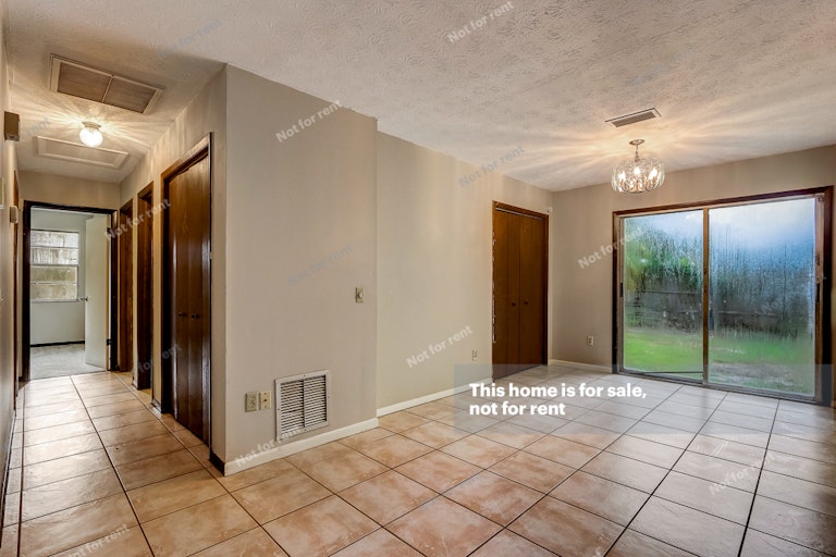 Photo 5 of 43 - 6215 Ogden Rd, Jacksonville, FL 32216