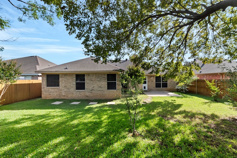 Photo 28 of 28 - 2225 Park Hurst Dr, Arlington, TX 76001
