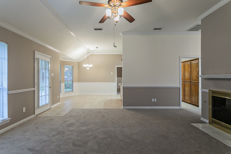 Photo 9 of 28 - 124 Hummingbird Ln, Justin, TX 76247