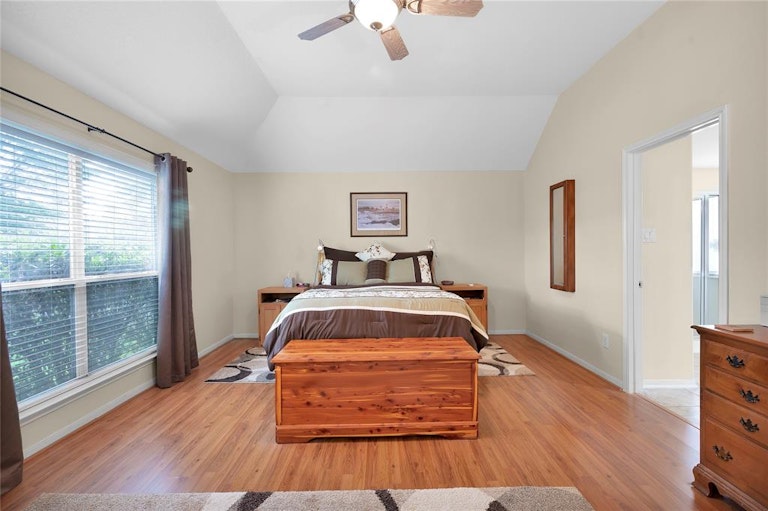 Photo 17 of 33 - 22302 Lamaster Ln, Spring, TX 77373