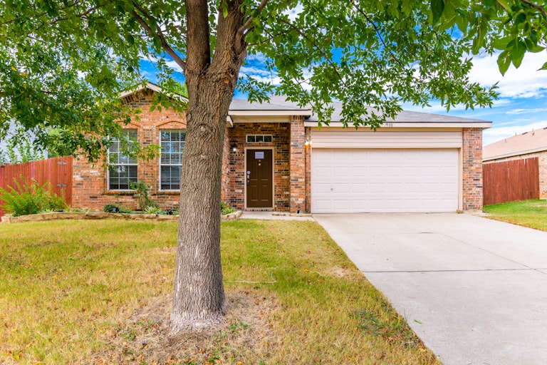 Photo 1 of 31 - 7900 Seven Oaks Ln, Denton, TX 76210