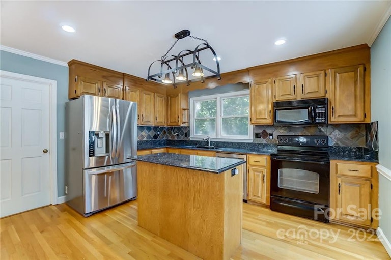 Photo 11 of 46 - 6538 Dougherty Dr, Charlotte, NC 28213