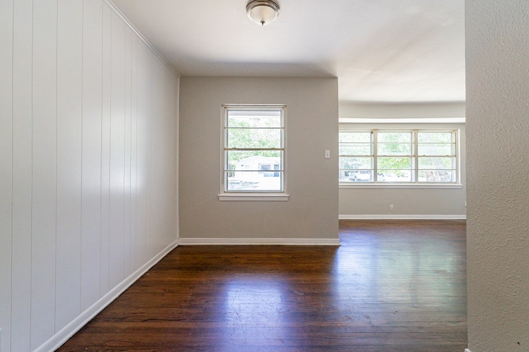 Photo 14 of 25 - 11740 Fernald Ave, Dallas, TX 75218