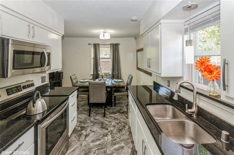 Photo 5 of 31 - 13102 Twin Oaks Dr, Balch Springs, TX 75180