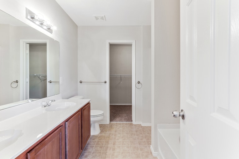Photo 10 of 27 - 8414 River Bluffs Dr, Arlington, TX 76002