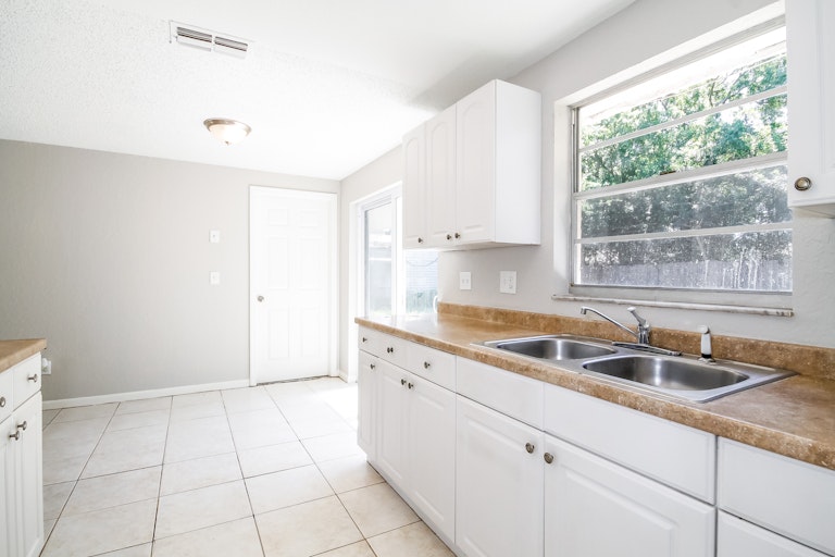 Photo 14 of 25 - 3611 Danny Bryan Blvd, Tampa, FL 33619