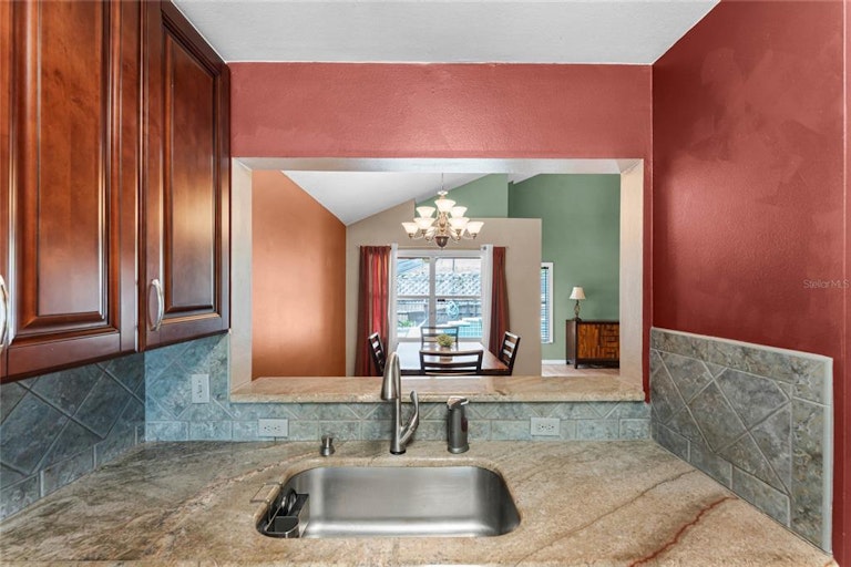 Photo 9 of 31 - 1660 Boulder Creek Ct, Apopka, FL 32712