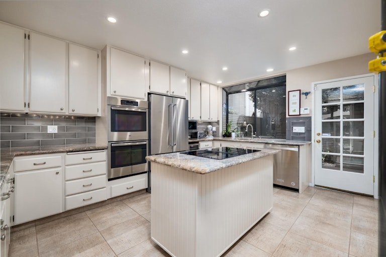 Photo 12 of 40 - 317 Wyndgate Rd, Sacramento, CA 95864