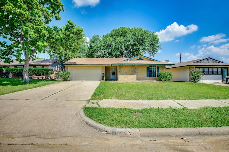 Photo 1 of 21 - 4015 Topaz Dr, Mesquite, TX 75150
