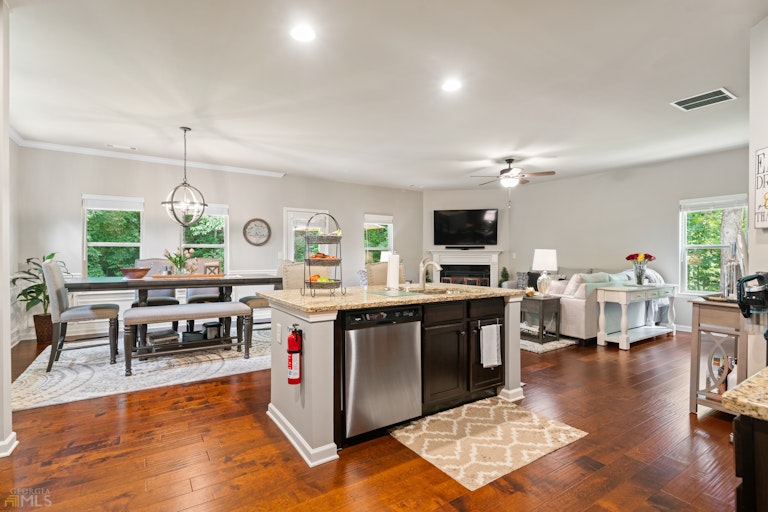 Photo 9 of 28 - 5729 Westin Cir, Flowery Branch, GA 30542