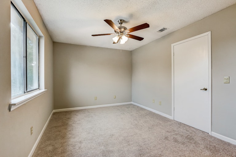 Photo 21 of 31 - 11228 Shady Glen Dr, Jacksonville, FL 32257
