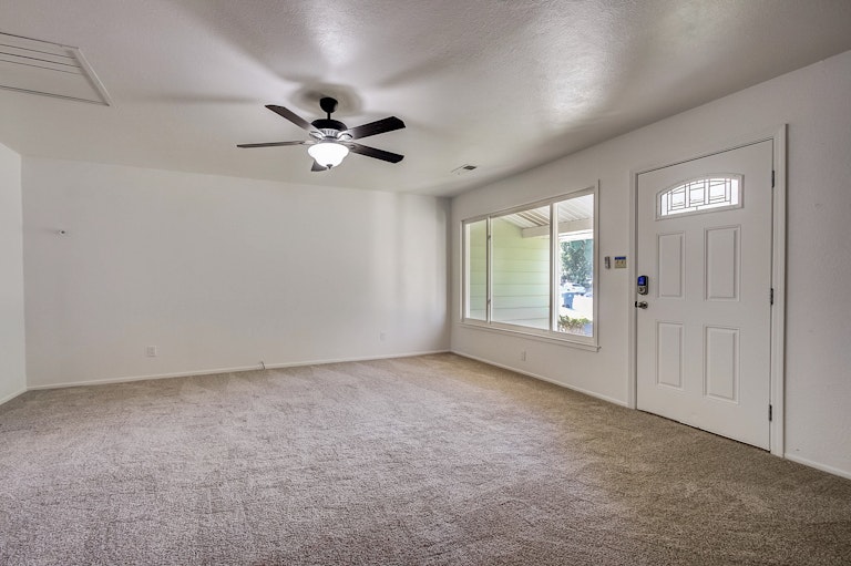 Photo 12 of 23 - 541 W D St S, Dixon, CA 95620