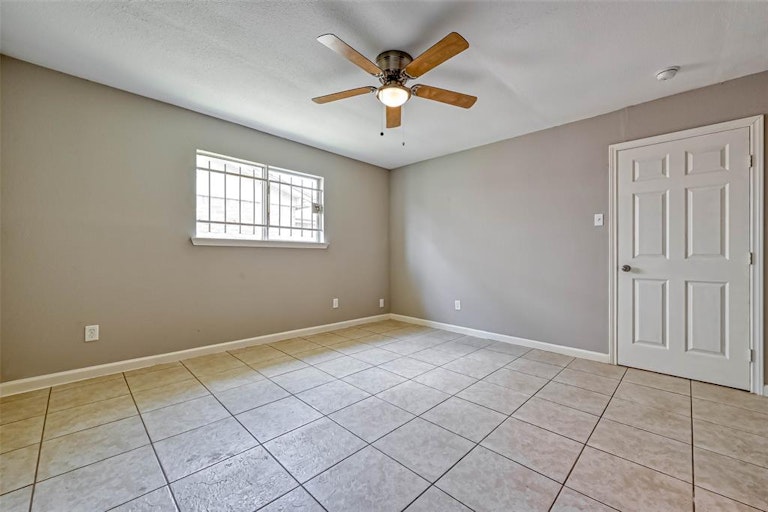 Photo 23 of 32 - 8638 Valley Flag Dr, Houston, TX 77078