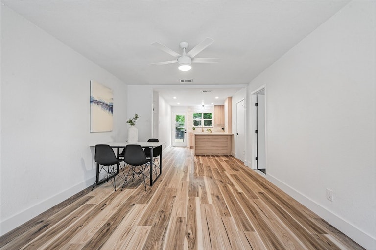 Photo 8 of 26 - 904 Austin Highlands Blvd, Austin, TX 78745