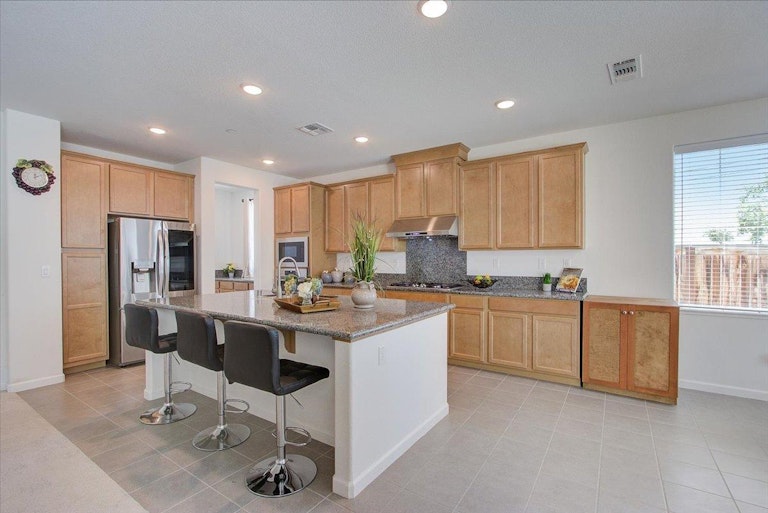 Photo 4 of 43 - 10082 Mud Hen Way, Elk Grove, CA 95757