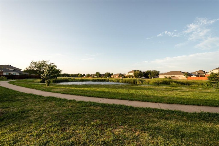Photo 3 of 35 - 10304 Fossil Valley Dr, Fort Worth, TX 76131