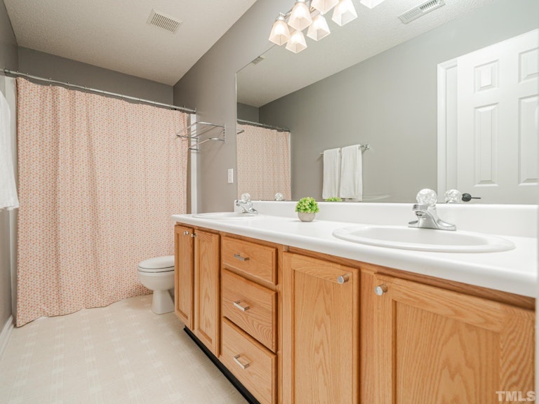 Photo 21 of 34 - 205 Chancellors Ridge Dr, Durham, NC 27713
