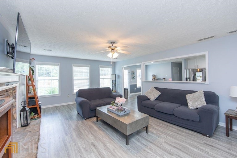 Photo 3 of 19 - 3296 Bridle Brook Dr, Auburn, GA 30011