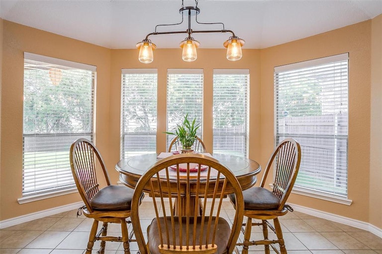 Photo 15 of 40 - 783 Peach Ln, Burleson, TX 76028