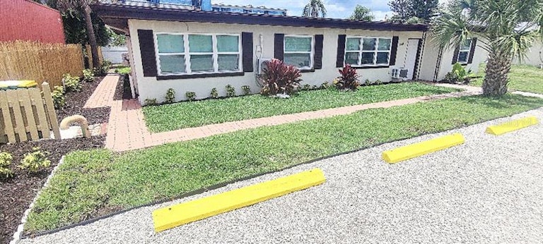 Photo 3 of 25 - 1360 Oxford Dr, Englewood, FL 34223