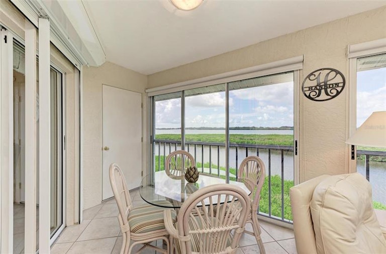 Photo 6 of 56 - 1247 Edgewater Cir #1247, Bradenton, FL 34209