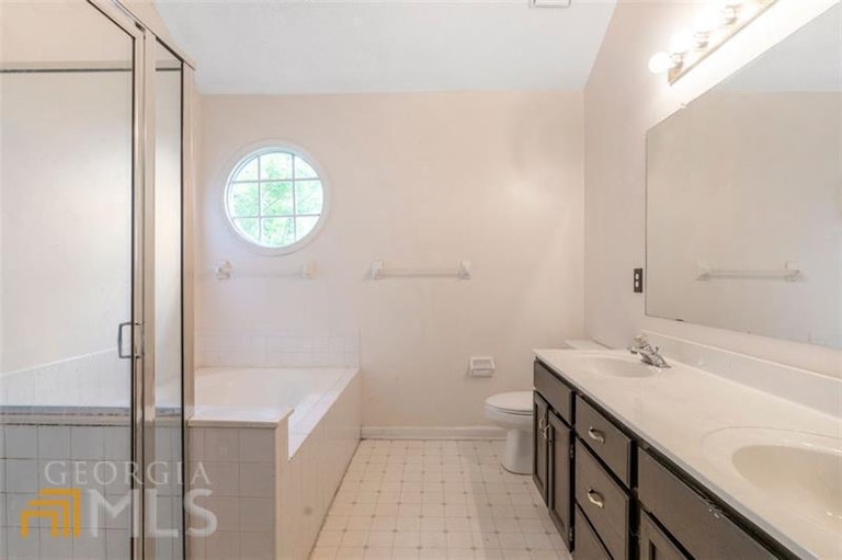 Photo 14 of 18 - 1215 Carlysle Park Dr, Lawrenceville, GA 30044